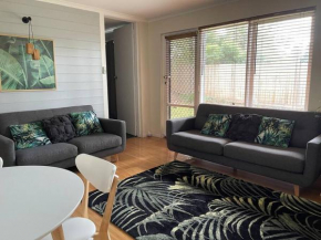 Cowes Central, walk to Cafes, Pubs, Pier & Beach.